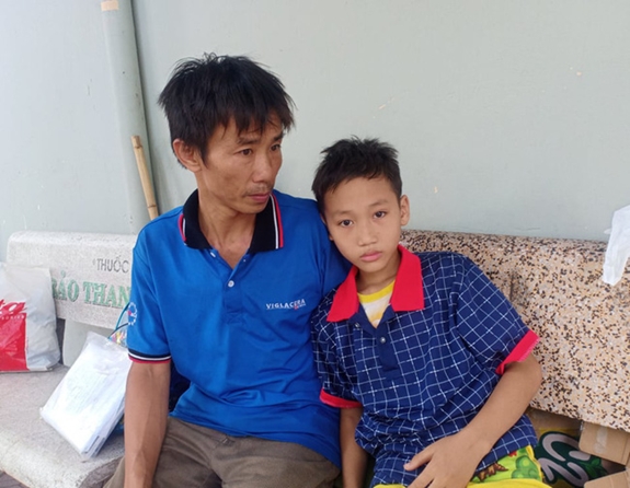Anh Nguyễn Văn Quy và cháu Nguyễn Đức Trọng trong thời gian cháu điều trị tại Bệnh viện Nhi Trung ương.